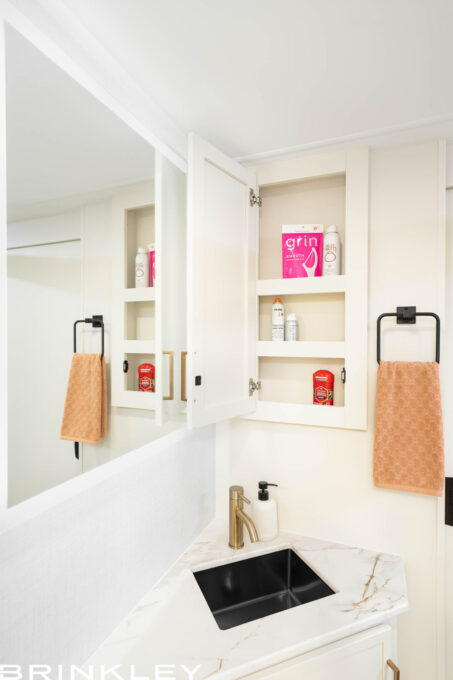 | Model I 294 Travel Trailers 32 Large Travel Trailer RV Bathroom