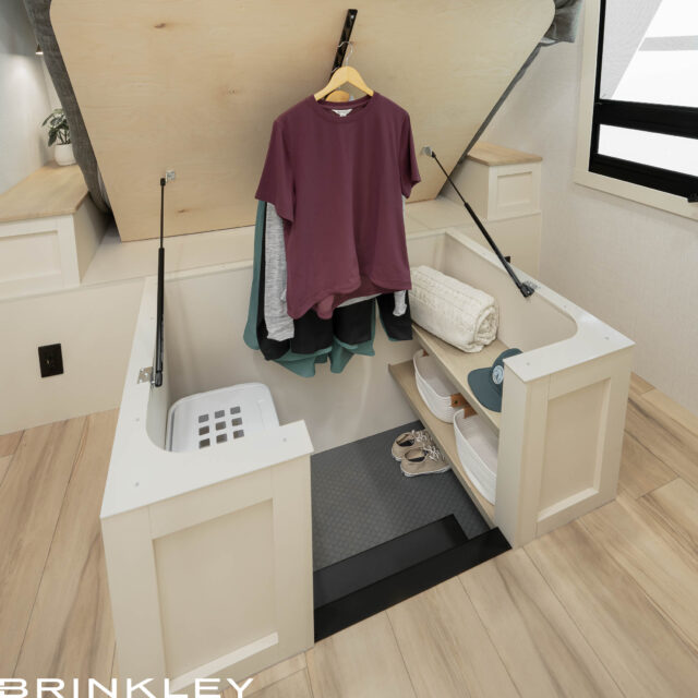 | Model I 265 Travel Trailers 23 MaxSpace Split-Level Wardrobe™