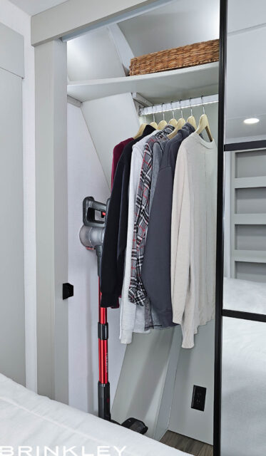 | Model Z 3600 Fifth Wheels 33 Brinkley RV Model Z 3100 Fifth Wheels Int Bedroom Closet 094808