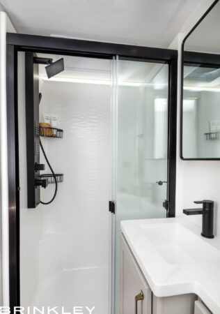 | Model Z 3100 Fifth Wheels 40 Model Z 3100 Fifth Wheels Shower