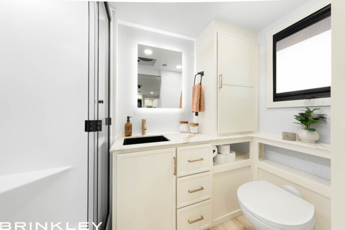 | Model I 265 Travel Trailers 17 Large RV Bathroom